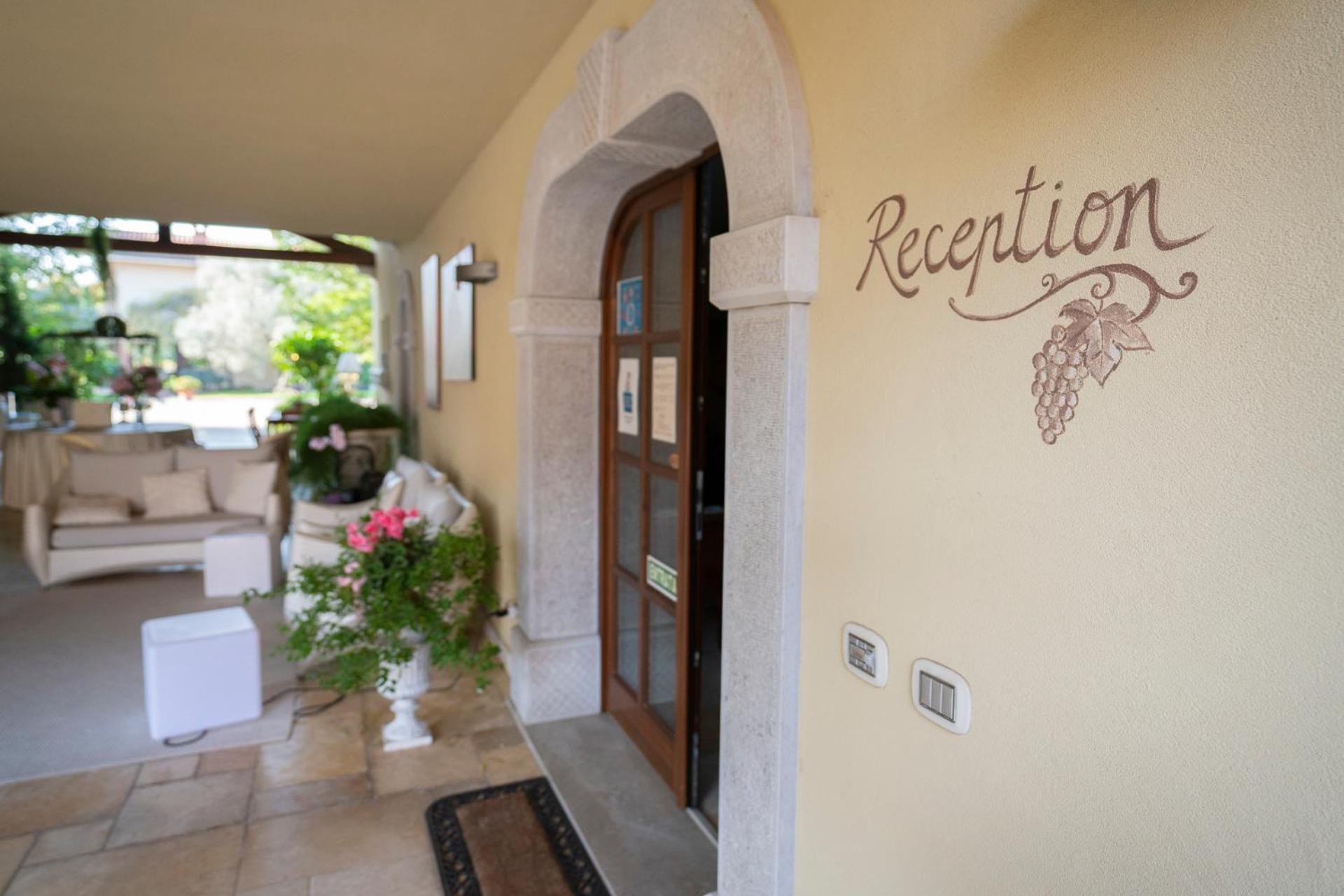 Wine Resort Luisa Mariano del Friuli Bagian luar foto